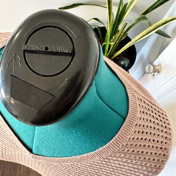 The Limited Merino Wool Blend, Light, tan mauve, V-Neck Sweater.  Size S - Picture 7 of 10